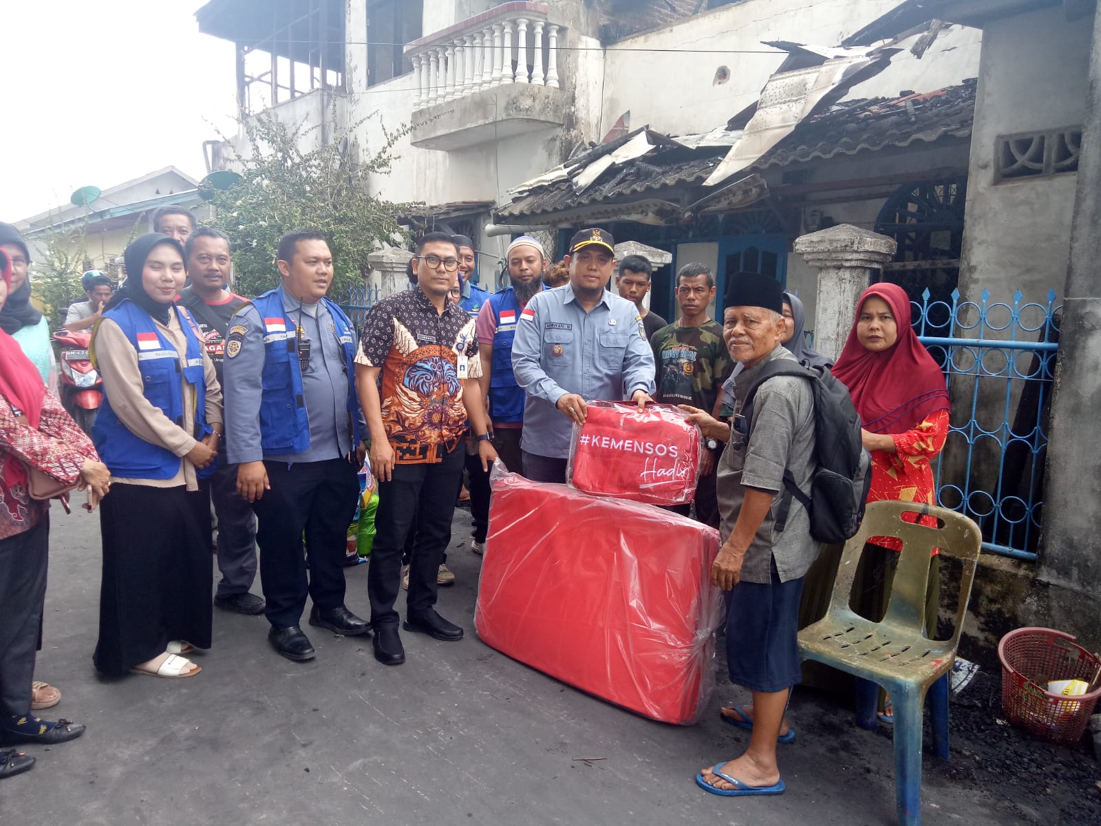 Penyerahan bantuan Bencana Kebakaran di RT. 012 Kel. Sukajadi Kec. Dumai Kota